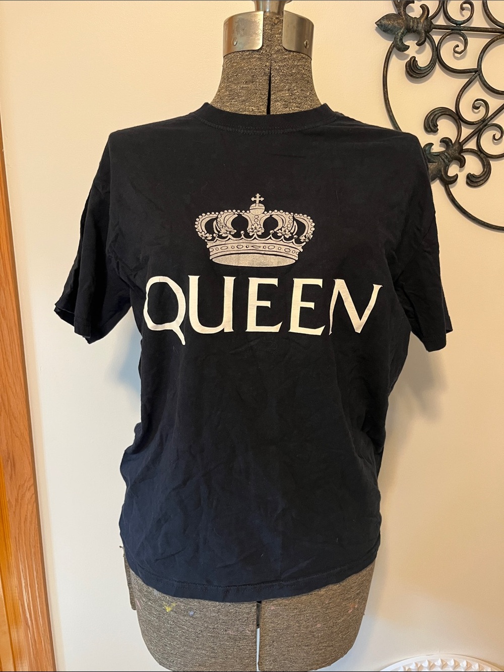 Queen Band Shirt, black shirt w/white text, silver crown, M unisex
